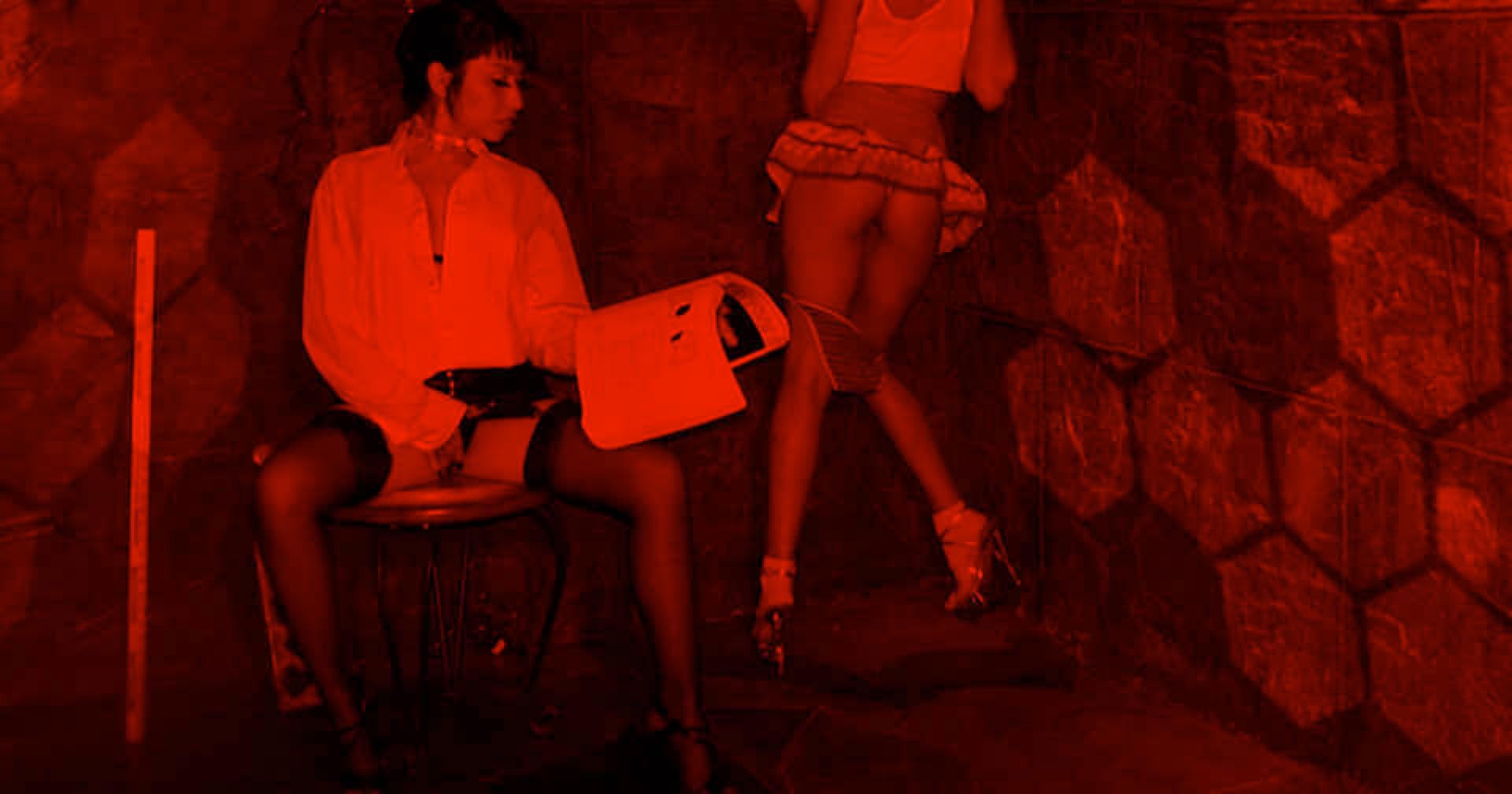 Que tu sois 1 homme ou 1 femme, cette fille domina t&rsquo;ordonne de te branler &agrave; genoux